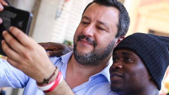 Mille selfie con il Capitano casalinghe e immigrati in fila per la foto-ricordo