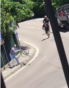 Carpineti, i protagonisti del video virale: «Celebrità social dopo la lite e il lancio delle bici» 