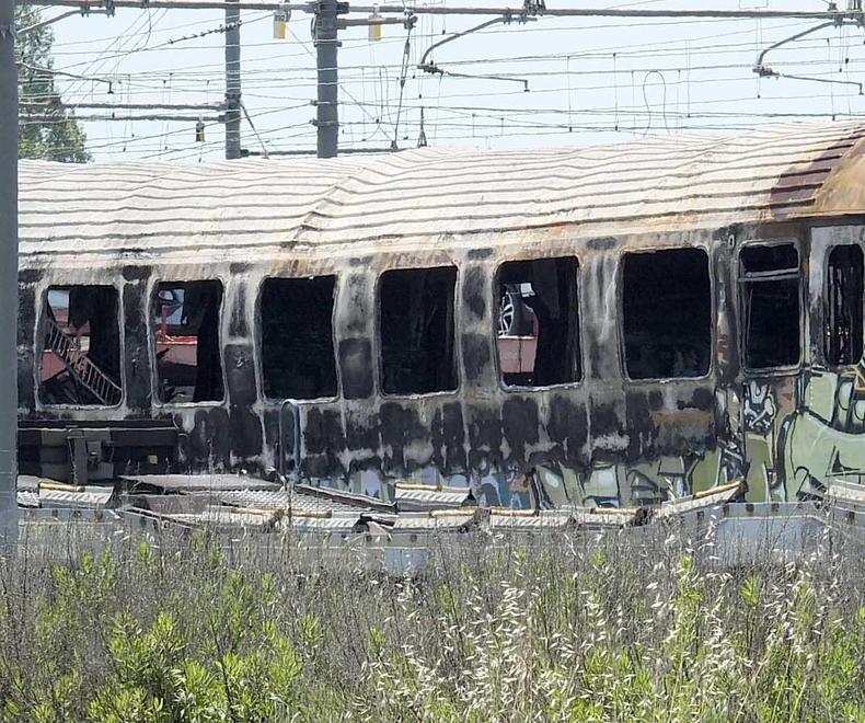 Fiamme nel vagone il fuoco è doloso «È stata una molotov» 