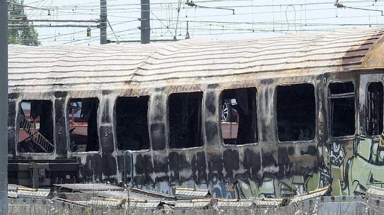 Fiamme nel vagone il fuoco è doloso «È stata una molotov»