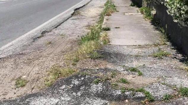 Marciapiede pericoloso sulla via Sarzanese