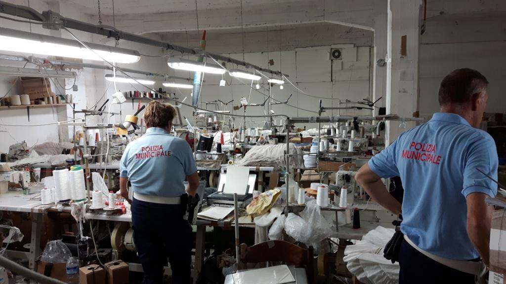 Controlli della Polizia municipale in alcuni laboratori tessili