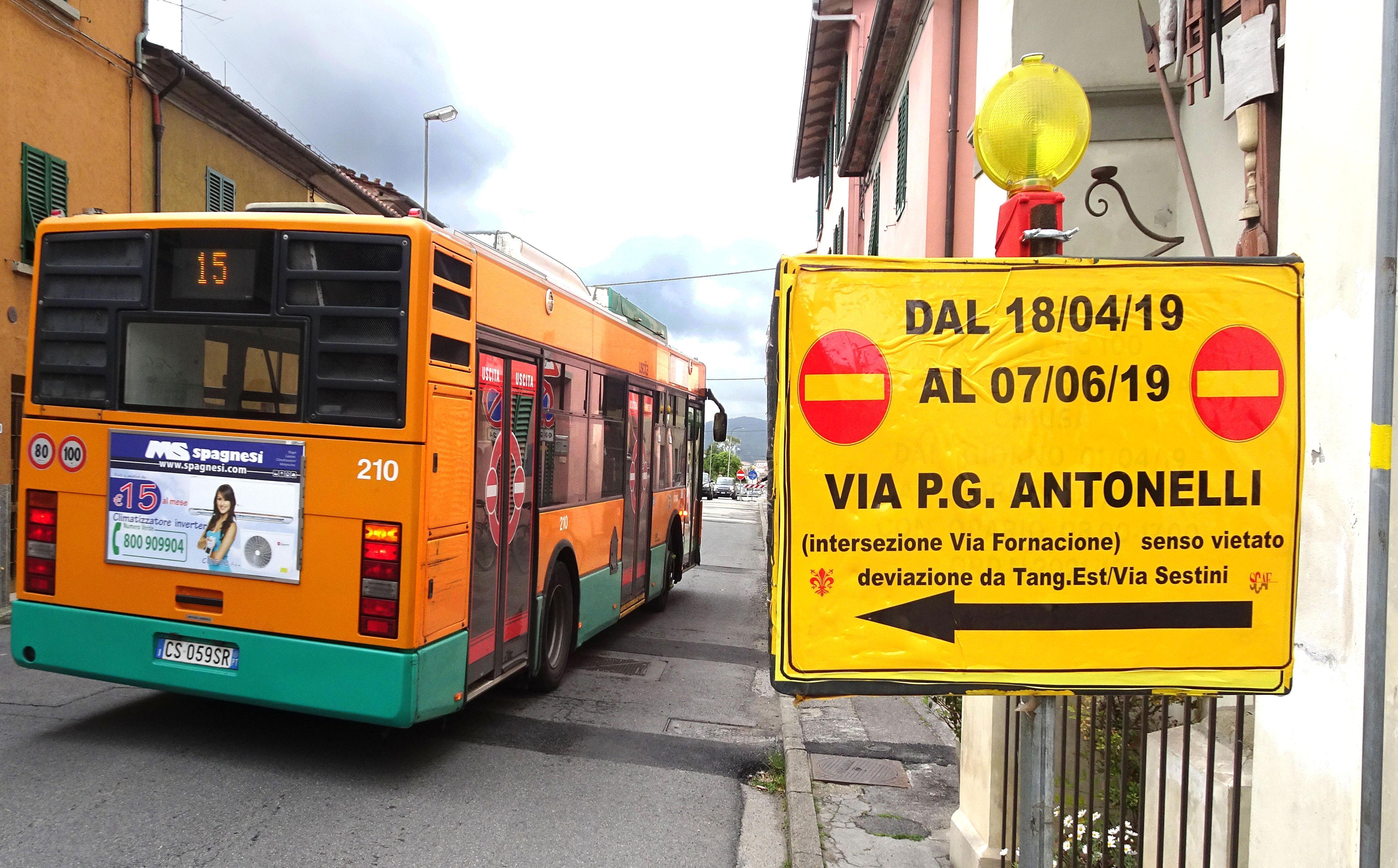 Col bel tempo tornano i cantieri stradali, lavori in via Antonelli fino al 29 giugno 