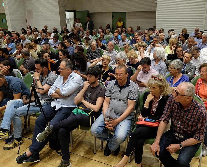 Ballottaggio a Cecina: fair play e famiglia i candidati e le ola dei supporter 