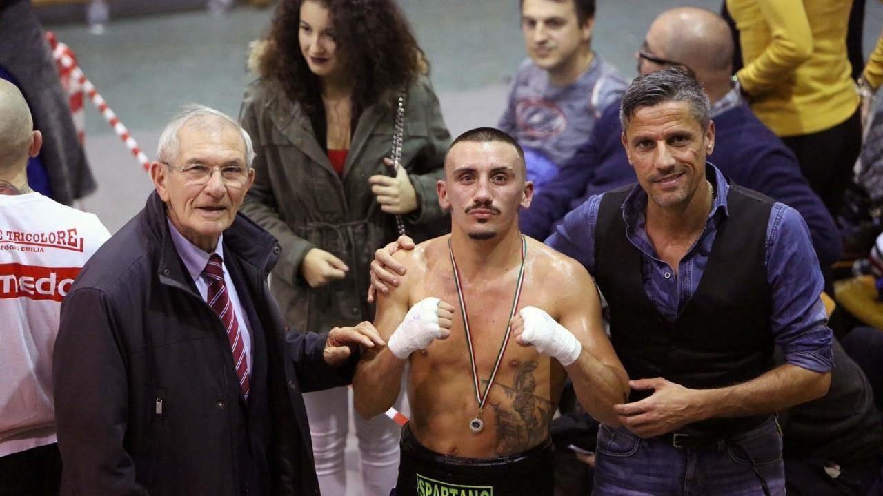 Mattia De Bianchi con il manager Sergio Cavallari e il direttore sportivo della Boxe Tricolore, Luca Quintavalli