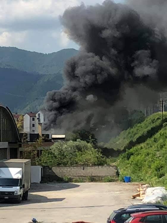 Brucia una baracca all'esterno di una fabbrica