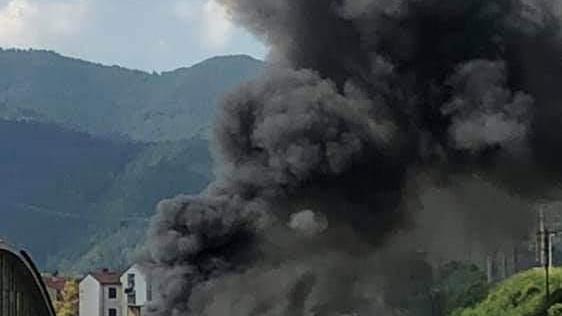 Brucia una baracca all'esterno di una fabbrica