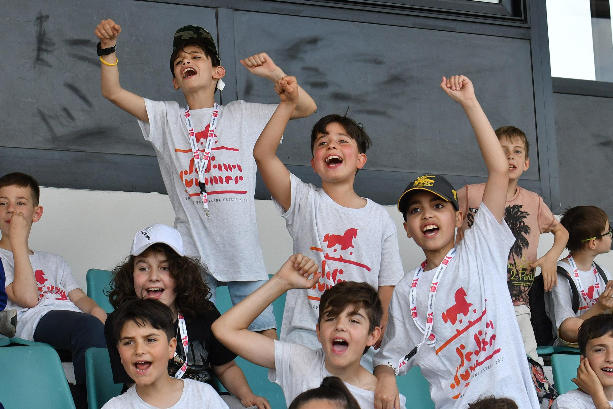 Il tifo dei bambini sulle tribune del Sesana (Foto Rosellini)