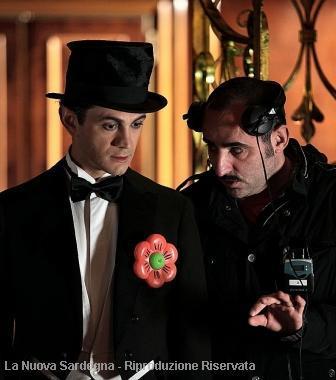 Paolo Zucca, a destra, sul set con lattore Vinicio Marchioni 