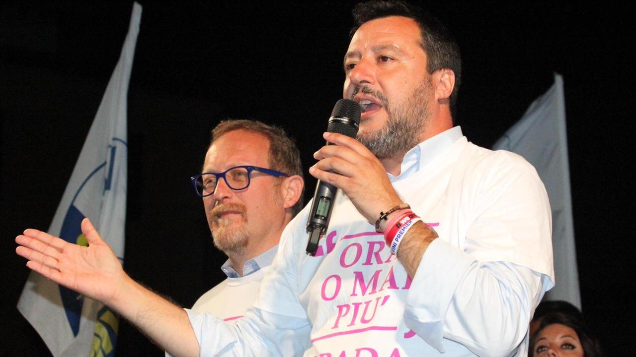 Matteo Salvini insieme a Daniele Spada sul palco di piazza delle Carceri (foto Batavia)