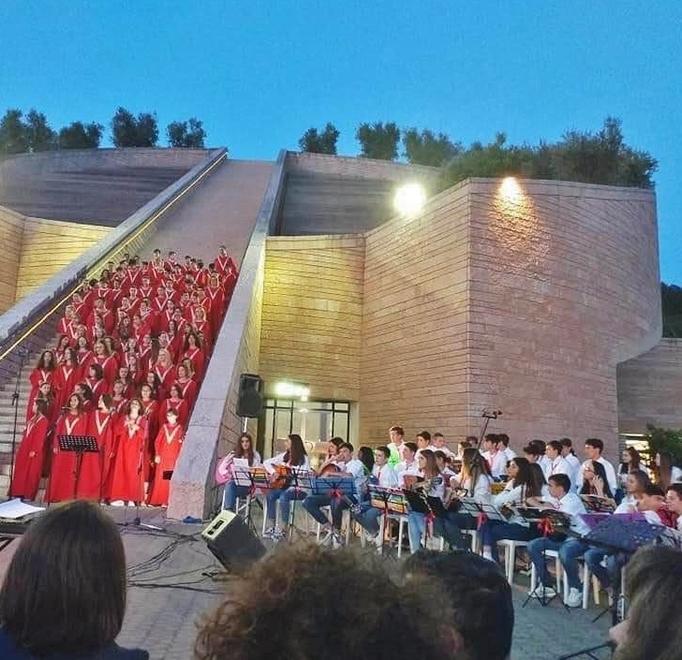Studenti, orchestra e coro in scena davanti a San Giusto