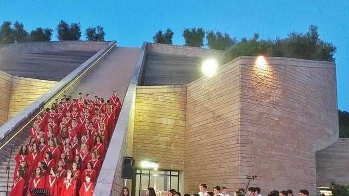 Studenti, orchestra e coro in scena davanti a San Giusto