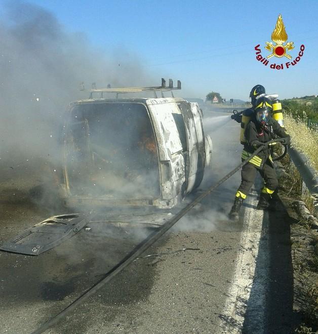 Furgone a fuoco, traffico interrotto