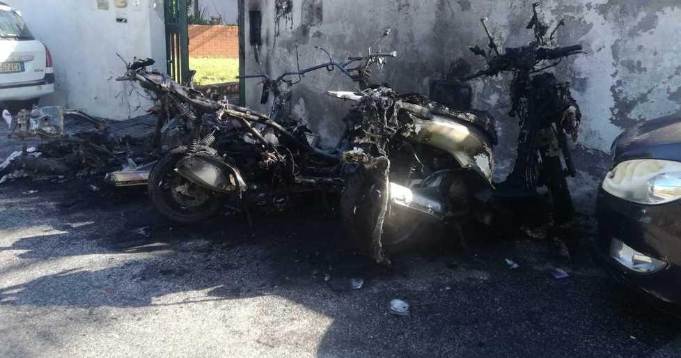Incendiati 4 scooter e 2 auto