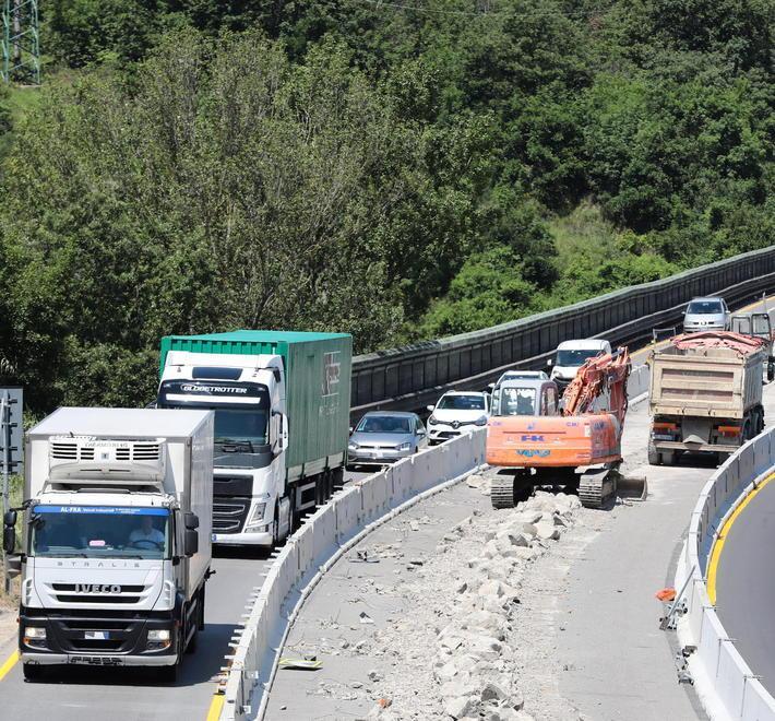 Una ruspa in più sul maxi-cantiere della Fi-Pi-Li 