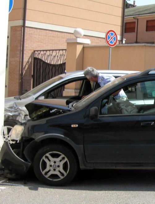 Mancata precedenza e le auto si scontrano In due all’ospedale 