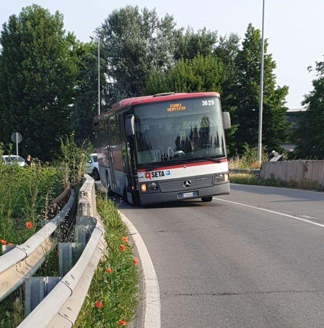 Si stacca la ruota del bus Paura sulla linea degli studenti 