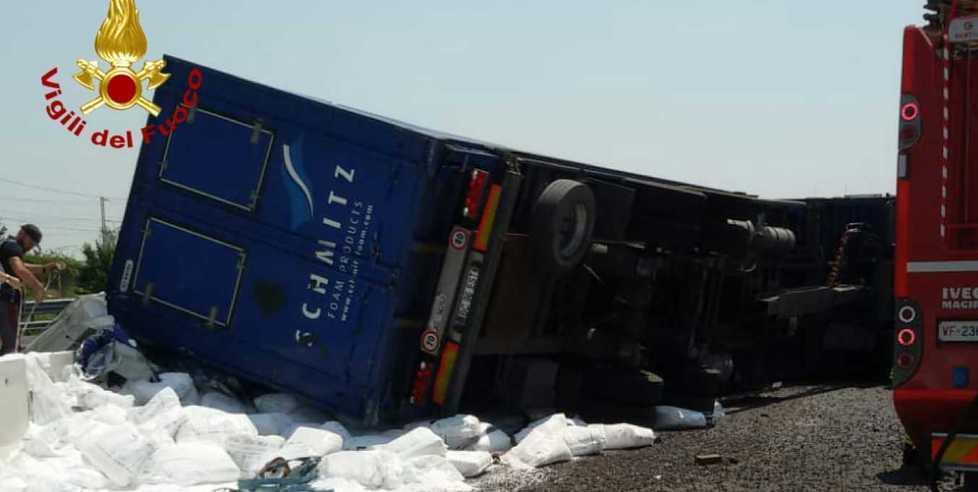 Scoppia la gomma, camion fuori controllo Muore il conducente, caos in autostrada 