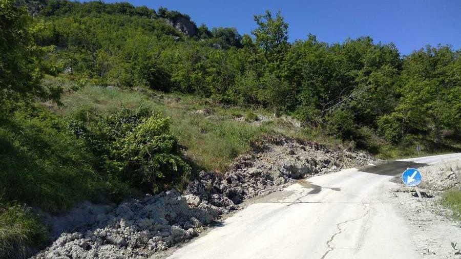 Chiusa via Coriano per una frana da Ronchi alla frazione di Rio