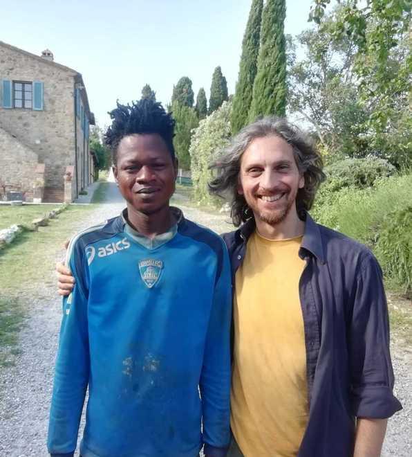 Imprenditore dà lavoro ai giovani fuggiti dalla guerra 
