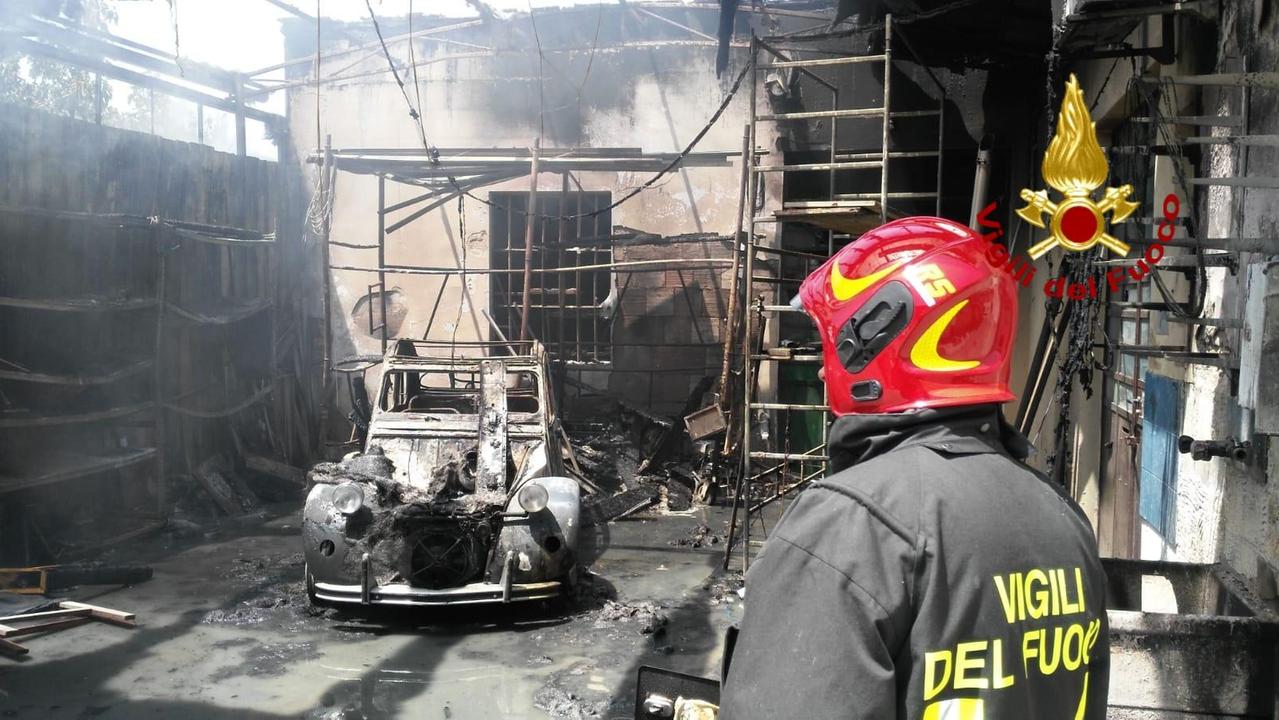 I vigili del fuoco all'opera in via della Lastruccia