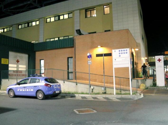 Un'auto della polizia fuori dal pronto soccorso di Livorno (foto d'archivio)