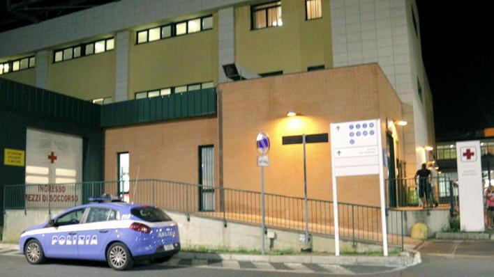 Un'auto della polizia fuori dal pronto soccorso di Livorno (foto d'archivio)