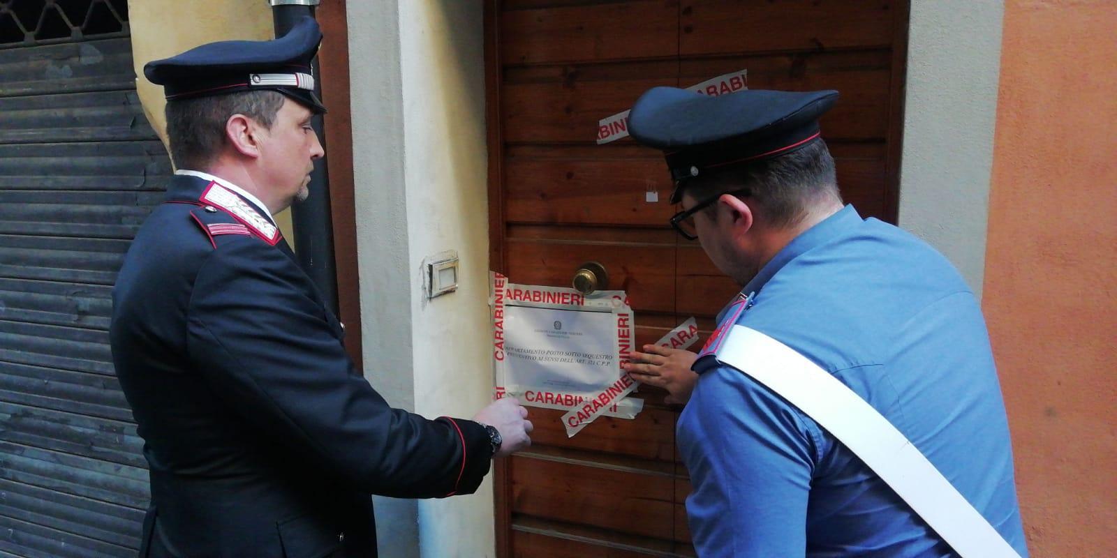I carabinieri della Stazione di Pescia mettono i sigilli a uno dei due appartamenti sequestrati