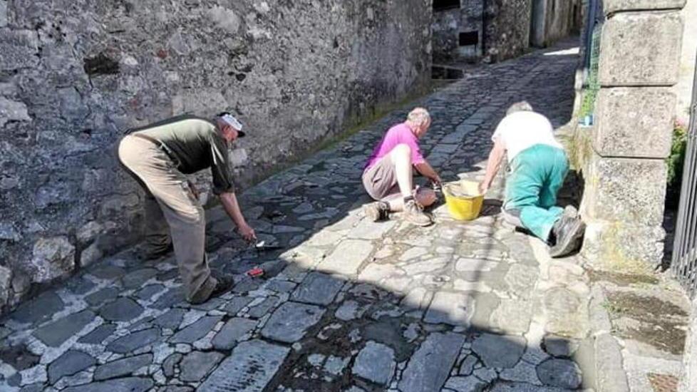 Il paese si mobilita per rifare la strada