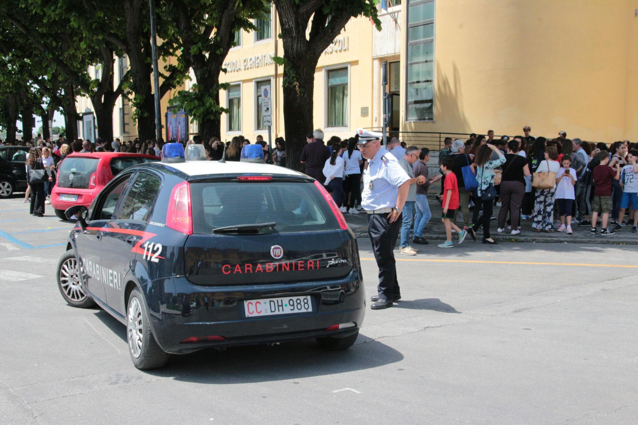 Forze dell'ordine e cittadini in piazza a Pietrasanta dopo la scossa di terremoto
