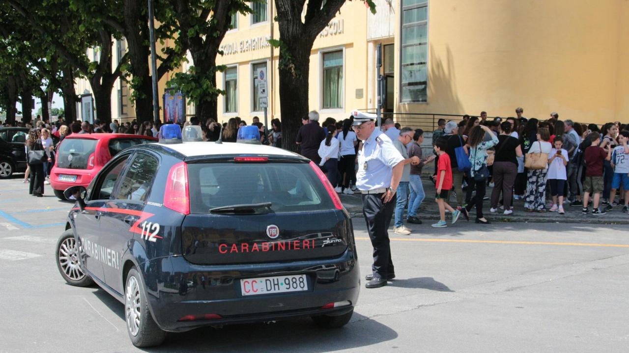 Forze dell'ordine e cittadini in piazza a Pietrasanta dopo la scossa di terremoto