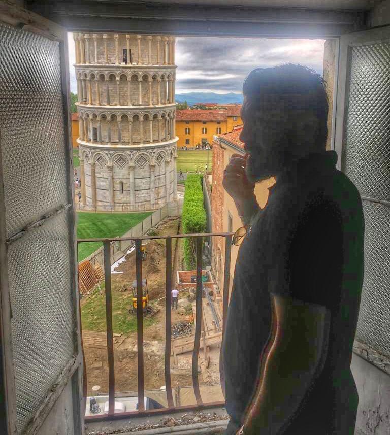 Rino Gattuso ieri a Pisa mentre si affaccia dal suo palazzo con vista sulla Torre