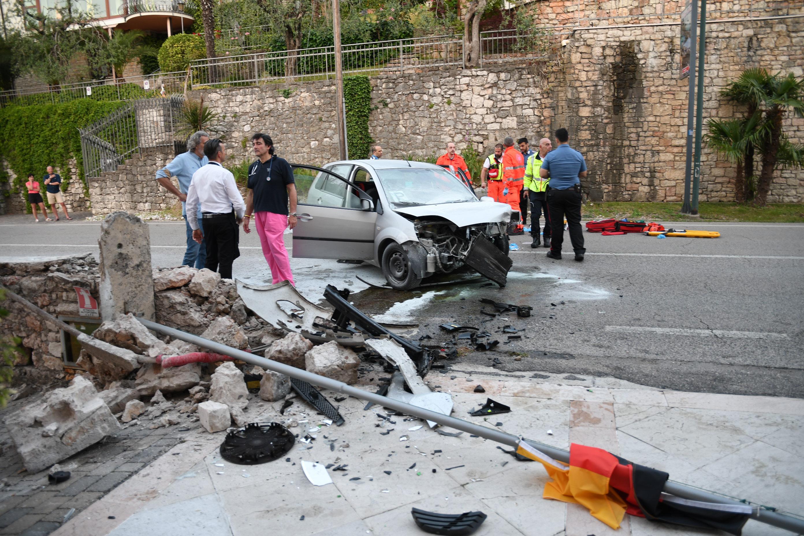 Auto finisce contro un muretto, muiono la zia 26enne e il nipotino di 1 anno 