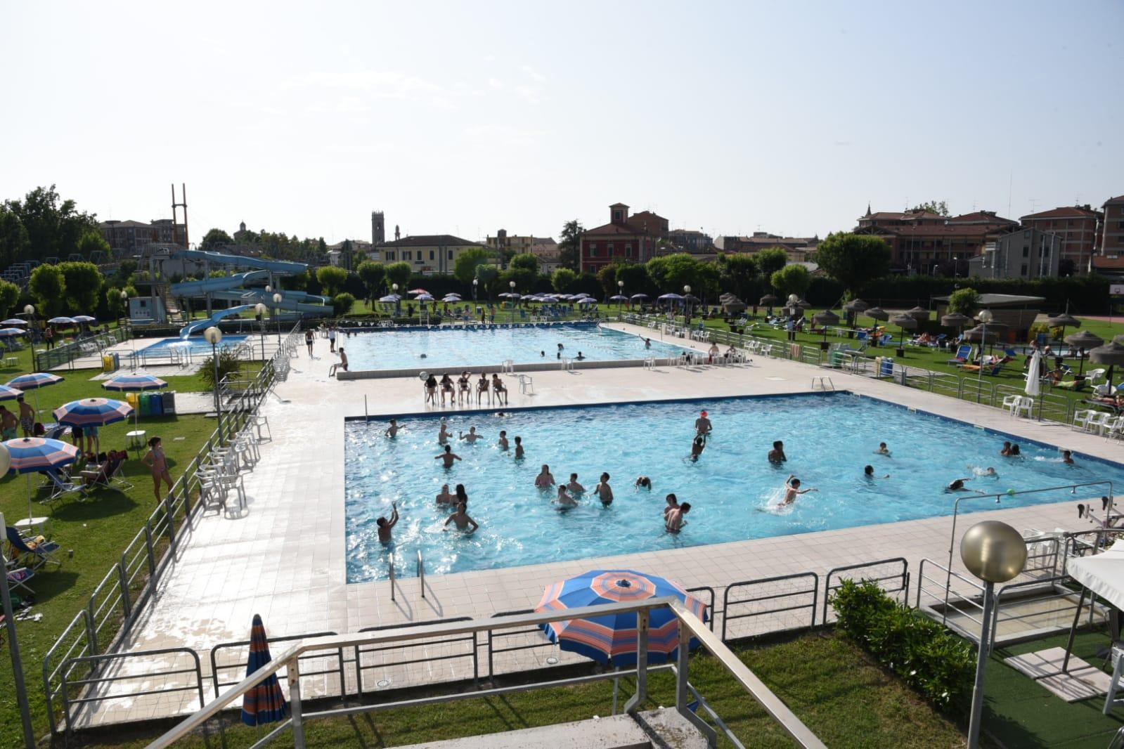 Si sente male dopo un tuffo in piscina, gravissimo un 18enne 