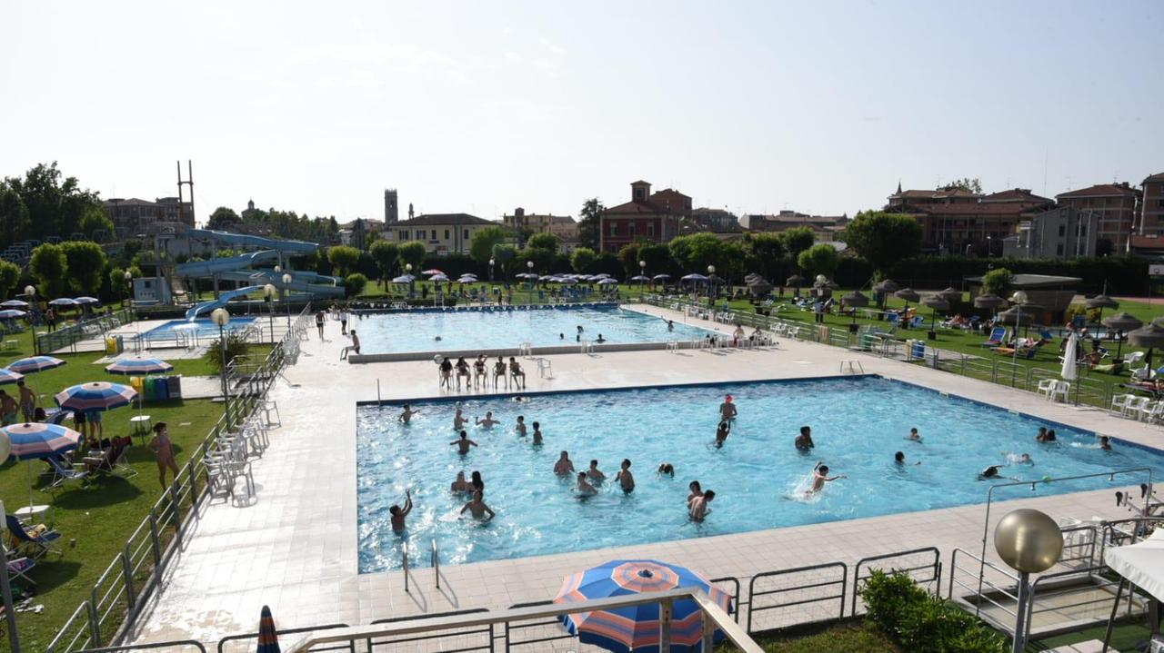 Si sente male dopo un tuffo in piscina, gravissimo un 18enne