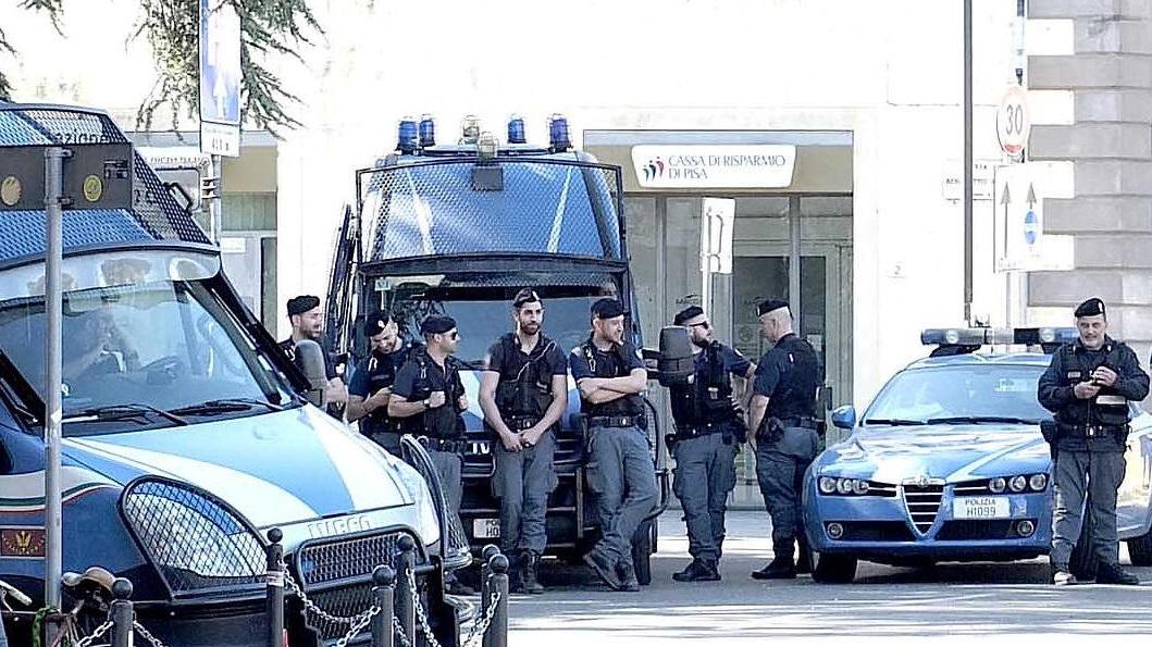 Agenti della polizia in servizio a Pisa