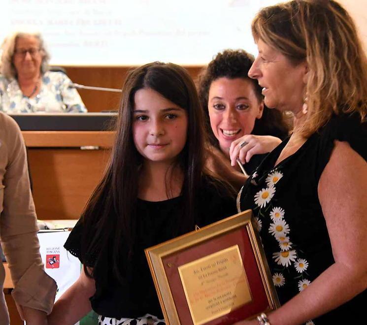 A 10 anni vince il premio bontà e i soldi li dona ai poveri 