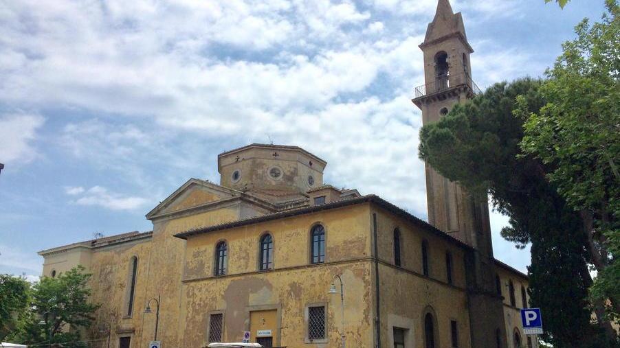 La chiesa di Vada, vista dal retro, con il campanile che viene ristrutturato