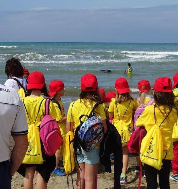«Babbo, ti salvo io» I bambini a lezione di salvataggio in mare 