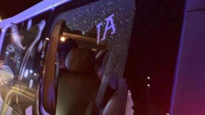 Danneggiato il finestrino di un pulmino dei triestini