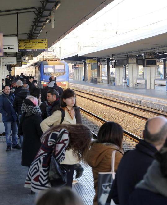 Gli addetti alle pulizie incrociano le braccia 