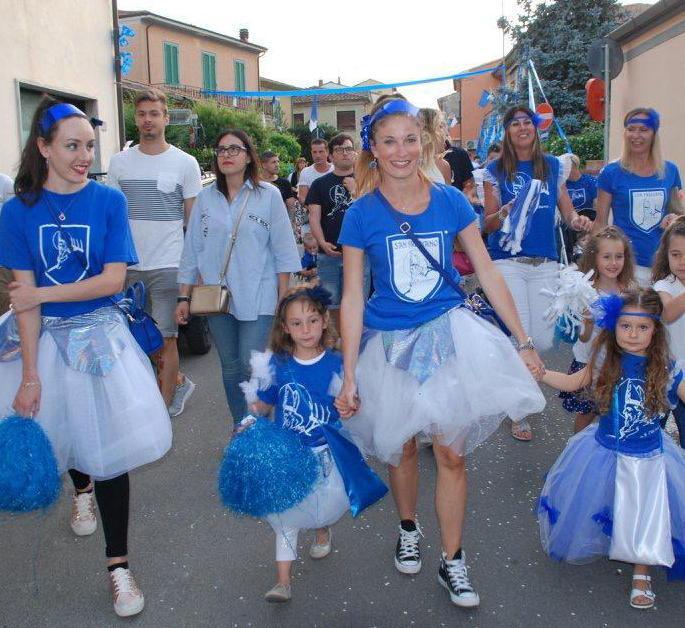 Calci al pallone e sfilate: al via la sfida tra i rioni 