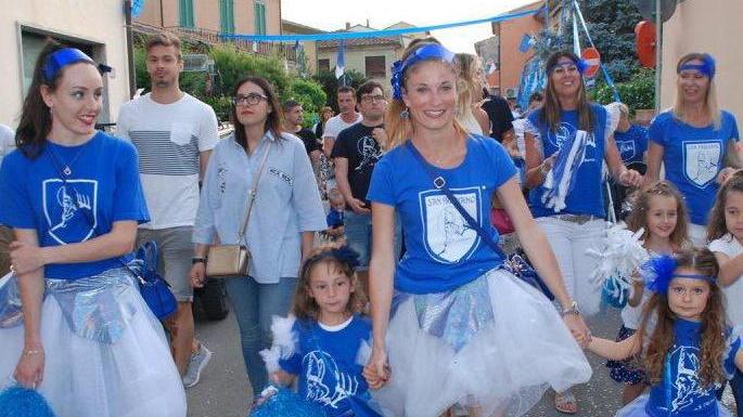 Calci al pallone e sfilate: al via la sfida tra i rioni