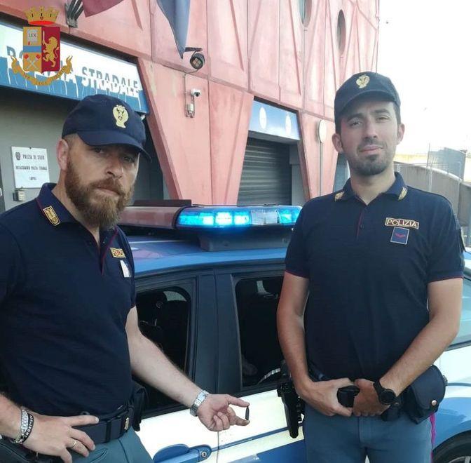 Truffatori dello specchietto incastrati dagli agenti 