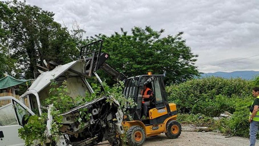 Maxidiscarica, via le carcasse di auto per fare posto al cantiere di bonifica Alia
