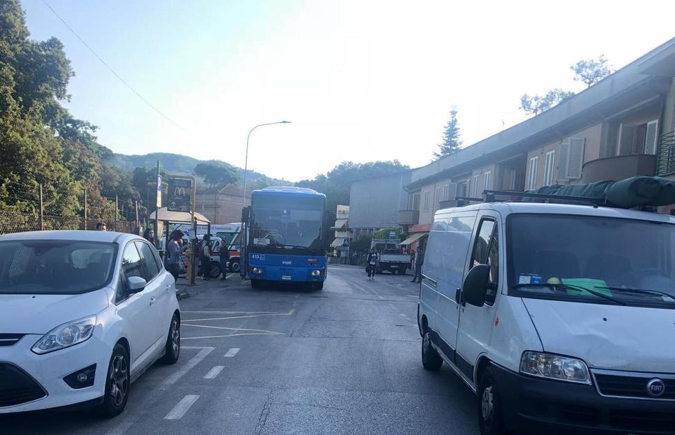 Studentessa investita da un furgone mentre attraversa la strada 