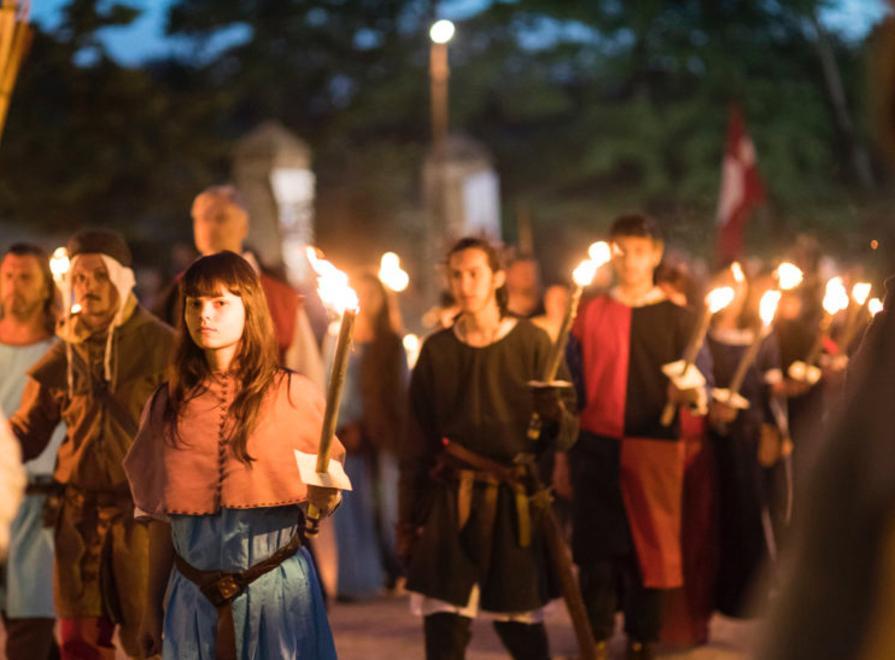 Suggestiva fiaccolata lungo i prati del Bianello 