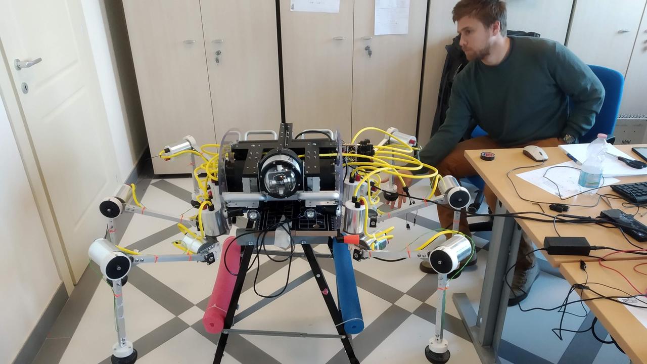 Debutta il robot-granchio che raccoglie plastica dai fondali