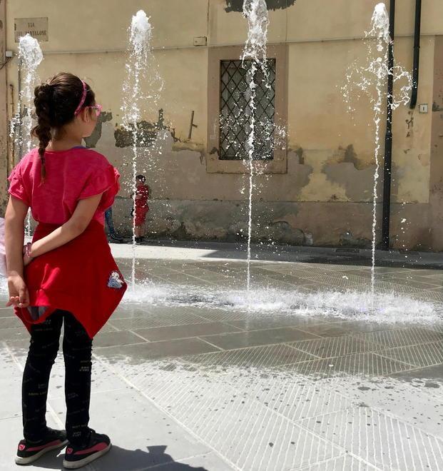 Piazza Guerrazzi rinata con giochi d’acqua luci e panchine in ghisa 