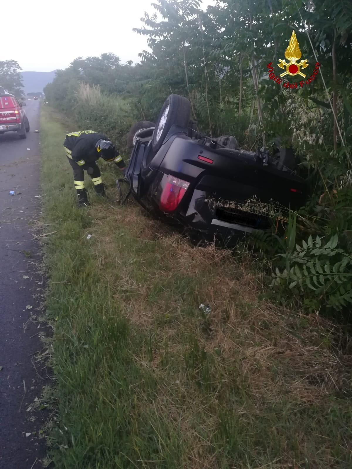 L'auto ribaltata sulla Castiglionese